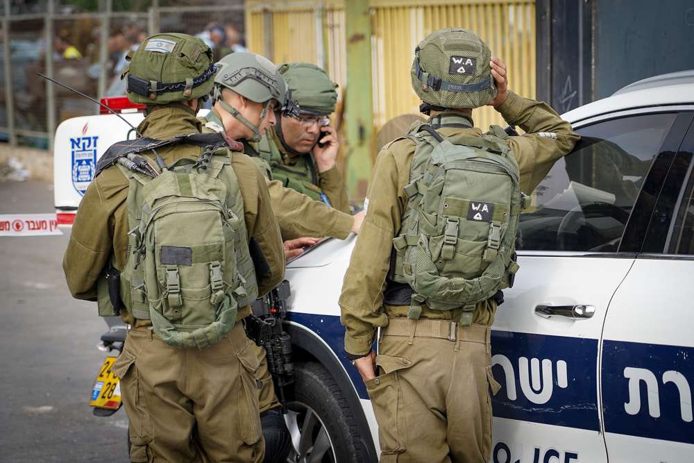Fuerzas de seguridad israelíes y servicios médicos en la escena de un tiroteo en la zona industrial de Barkan en Cisjordania el 7 de octubre de 2018 (Flash90)