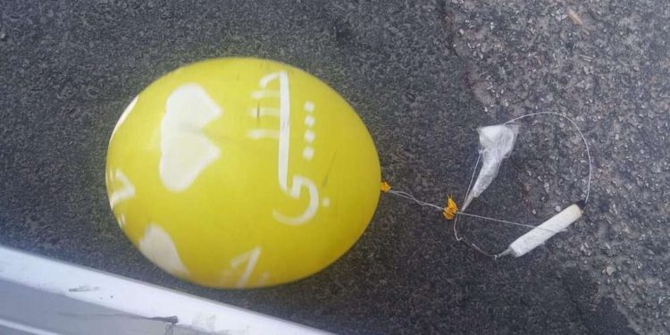Hamas lanza globos explosivos con luces y juguetes para atraer a niños israelíes