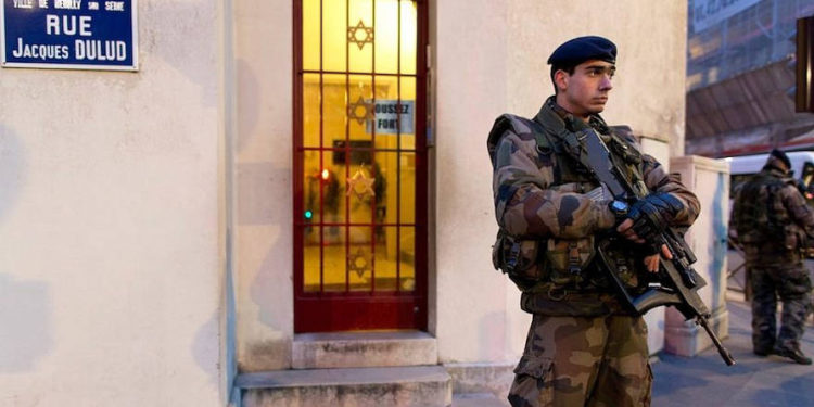 En Europa, las sinagogas son fortalezas. ¿Es este el camino para los Estados Unidos?