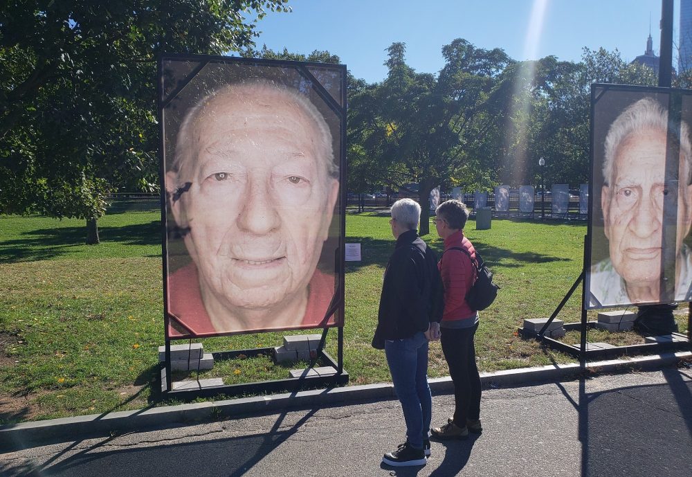 En escena en Boston Common, la instalación de rememoración del Holocausto 'Lest We Forget' incluye una fotografía del sobreviviente Israel 'Izzy' Arbeiter, Boston, Massachusetts, 16 de octubre de 2018 (Matt Lebovic / The Times of Israel)