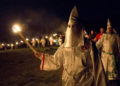 Irlanda del Norte: grupo de nueve personas posaron en trajes del KKK fuera de un centro islámico