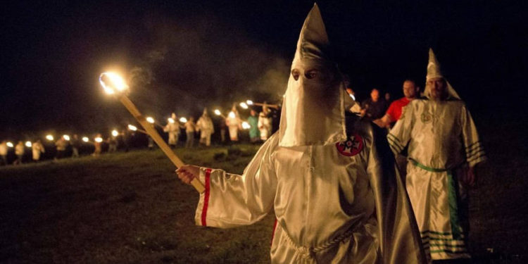 Irlanda del Norte: grupo de nueve personas posaron en trajes del KKK fuera de un centro islámico