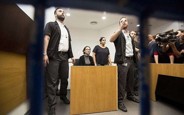 La Estadounidense Lara Alqasem, en el centro, se sienta en un tribunal antes de una audiencia en el tribunal de distrito en Tel Aviv, Israel, el jueves 11 de octubre de 2018. (Foto AP / Sebastian Scheiner)