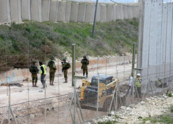 Trabajos de construcción en una pared en la frontera entre Israel y el Líbano, 8 de febrero de 2018. Foto: Reuters / Ali Hashisho.