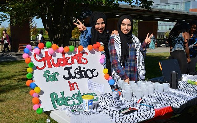 Ilustrativo: en UOIT fuera de Toronto, los activistas de Estudiantes por la Justicia en Palestina trabajan en su mesa de información, 2016 (página de Facebook del capítulo SJP de UOIT)