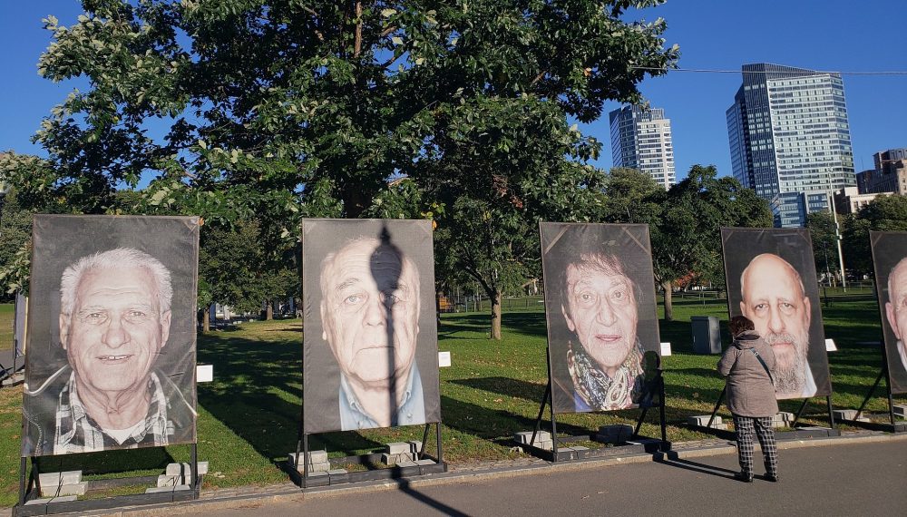 Retratos de sobrevivientes del Holocausto tomados por Luigi Toscano instalado en Boston Common, Boston, Massachusetts, 16 de octubre de 2018 (Matt Lebovic / The Times of Israel)