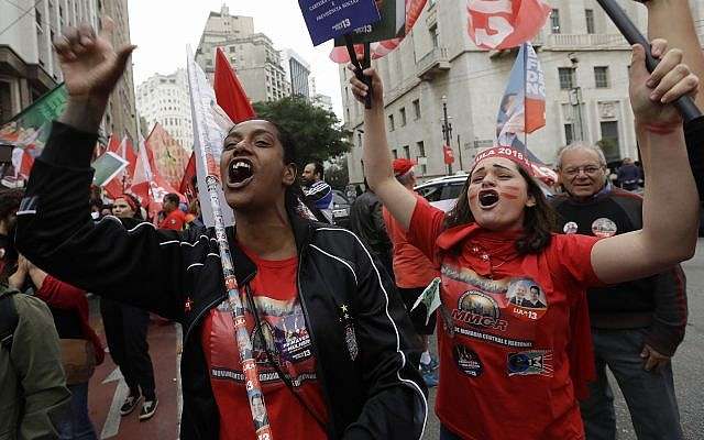 Los partidarios del candidato presidencial de Brasil para el Partido de los Trabajadores, Fernando Haddad, gritan consignas de apoyo durante una concentración de campaña en el centro de Sao Paulo, Brasil, el 5 de octubre de 2018. (Foto AP / Andre Penner)