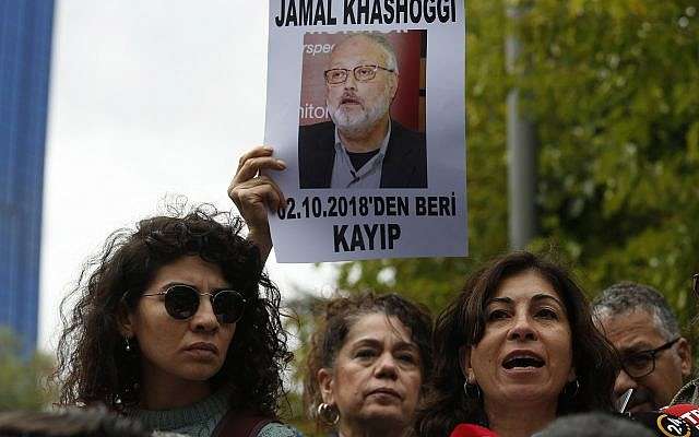 Activistas, miembros de la rama de la Asociación de Derechos Humanos de Estambul, sosteniendo carteles con fotos del periodista desaparecido Jamal Khashoggi, hablan con miembros de los medios de comunicación durante una protesta en su apoyo cerca del consulado de Arabia Saudita en Estambul, 9 de octubre de 2018. (AP Foto / Lefteris Pitarakis)