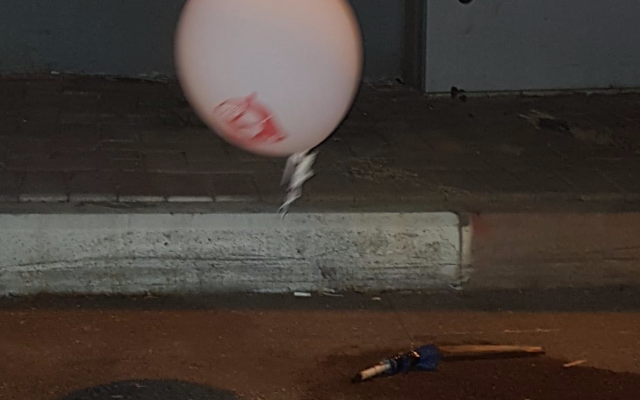 Un globo incendiario que aterrizó en Kibbutz Givat Brenner el 13 de octubre de 2018 (Cortesía)