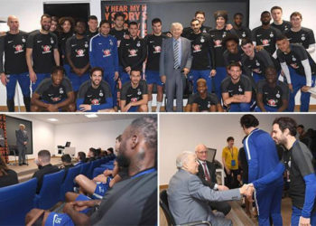 Club británico de fútbol Chelsea recibe a sobreviviente del Holocausto en su estadio