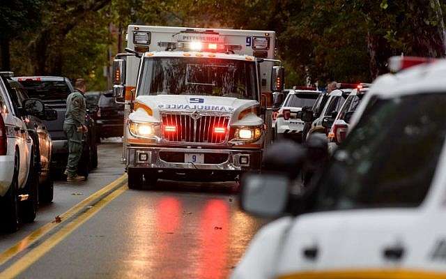 Los miembros del equipo de respuesta rápida de la policía responden al sitio de un tiroteo masivo en la Sinagoga del Árbol de la Vida en el vecindario de Squirrel Hill el 27 de octubre de 2018 en Pittsburgh, Pennsylvania. (Jeff Swensen / Getty Images / AFP)