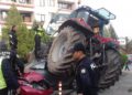 Policía turca dispara a un tractor que se estrella contra autos; conductor dice que estaba en camino a la embajada israelí