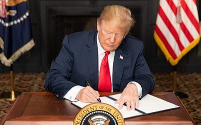 El presidente de los Estados Unidos, Donald J. Trump, firma una orden ejecutiva sobre las sanciones a Irán en el Trump National Golf Club, el 6 de agosto de 2018, en el municipio de Bedminster, Nueva Jersey. (Foto oficial de la Casa Blanca por Shealah Craighead)
