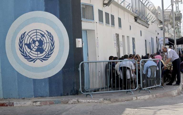 Los empleados palestinos del Organismo de Obras Públicas y Socorro de las Naciones Unidas (UNRWA) participan en una sentada, frente a la sede de la agencia en la ciudad de Gaza, el 2 de octubre de 2018, para protestar contra los recortes de empleos anunciados por el UNRWA. (AFP PHOTO / SAID KHATIB)