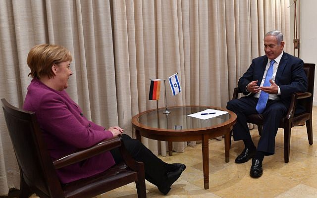 El primer ministro Benjamin Netanyahu se encuentra con la canciller alemana, Angela Merkel, en la residencia del primer ministro en Jerusalén, el 3 de octubre de 2018. (Kobi Gideon / GPO)