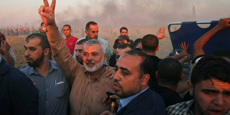 El líder de Hamas en Gaza, Ismail Haniya, muestra el signo de V en la frontera entre Israel y Gaza, al este de la ciudad de Gaza, el 12 de octubre de 2018. (Said Khatib / AFP)