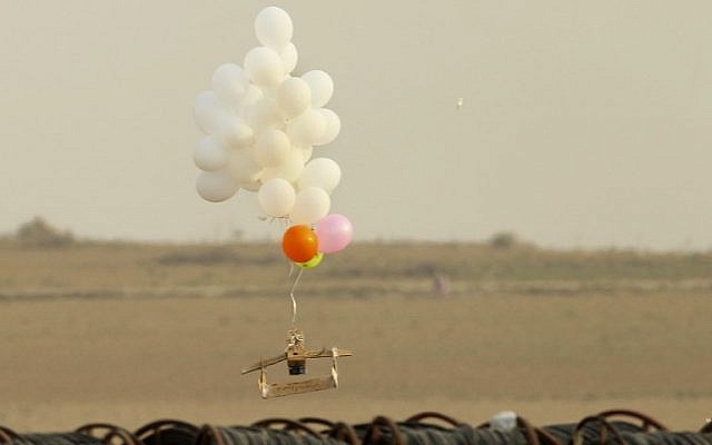 Ilustrativo. Esta fotografía tomada el 19 de octubre de 2018 en Nahal Oz, desde el lado israelí de la frontera con el noreste de la Franja de Gaza, muestra globos con un presunto dispositivo incendiario lanzado por terroristas palestinos. (Foto por JACK GUEZ / AFP)