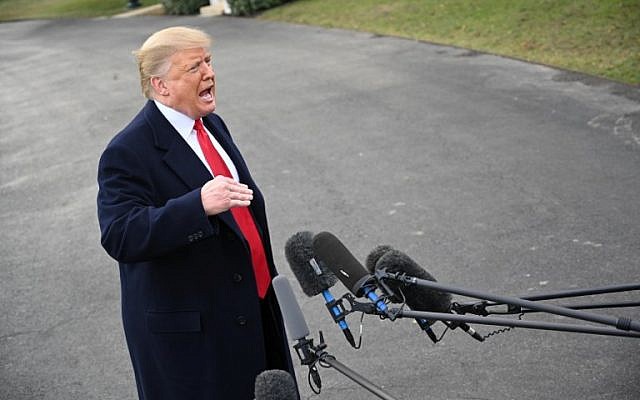 El presidente de los Estados Unidos, Donald Trump, habla a la prensa cuando sale de la Casa Blanca en Washington, DC, el 31 de octubre de 2018. (Mandel NGAN / AFP)