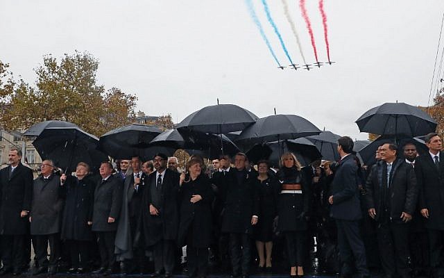 (FromL) El rey de España, Felipe VI, el presidente de la Comisión Europea, Jean-Claude Juncker, la presidenta de Lituania, Dalia Grybauskaite, el primer ministro de Dinamarca, Lars Lokke Rasmussen, el príncipe de Marruecos, Moulay Hassan, el rey de Marruecos, Mohammed VI, la canciller alemana, Angela Merkel, el presidente francés, Emmanuel Macron. y su esposa Brigitte Macron y el primer ministro canadiense Justin Trudeau llegan al Arco de Triunfo en París el 11 de noviembre de 2018 para asistir a una ceremonia que conmemora el 100 aniversario del armisticio del 11 de noviembre de 1918, que termina la Primera Guerra Mundial (MARIN / POOL / AFP )