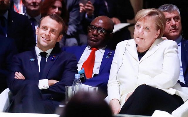 El presidente francés, Emmanuel Macron, izquierda, y la canciller alemana, Angela Merkel, asisten a la ceremonia de apertura del Foro de Paz de París en la Sala de Conferencias de Villette en París el 11 de noviembre de 2018. (ONZALO FUENTE / AFP)