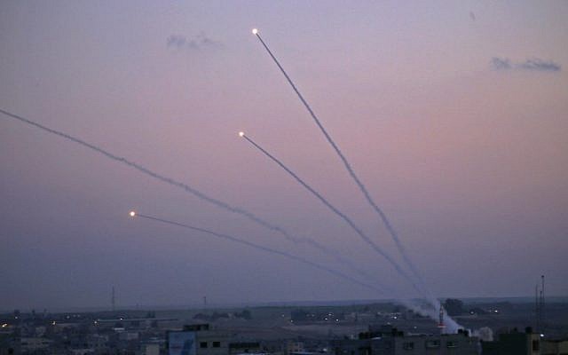 Misiles lanzados hacia Israel, en una fotografía tomada desde la Franja de Gaza, el 12 de noviembre de 2018. (Dijo KHATIB / AFP)