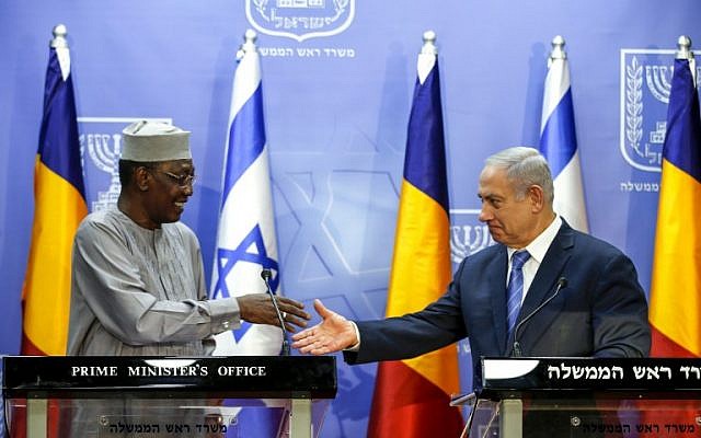 El primer ministro Benjamin Netanyahu (derecha) se prepara para darle la mano al presidente de Chad, Idriss Déby, mientras pronuncian declaraciones conjuntas en Jerusalén el 25 de noviembre de 2018. (Ronen Zvulun / Pool / AFP)