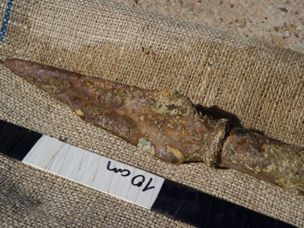 Primer plano de lanza de bronce encontrado con el naufragio de Anticitera EUA / ARGO