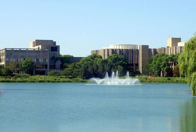 La Unión de Estudiantes y la biblioteca universitaria en la Universidad Northwestern (crédito de foto: CC BY-SA Amerique, Wikimedia Commons)