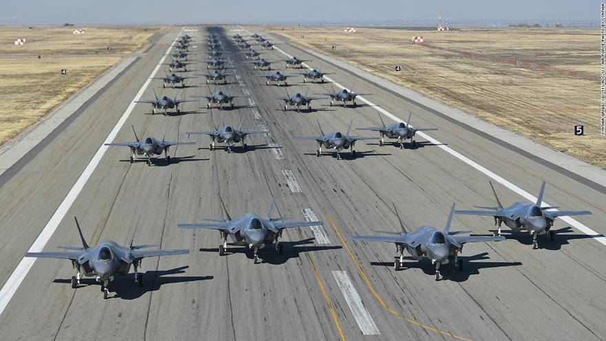 Decenas de cazas furtivos F-35 de EE. UU despegan: “estamos listos para combatir esta noche”