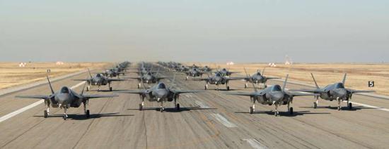 Decenas de cazas furtivos F-35 de EE. UU despegan: “estamos listos para combatir esta noche”