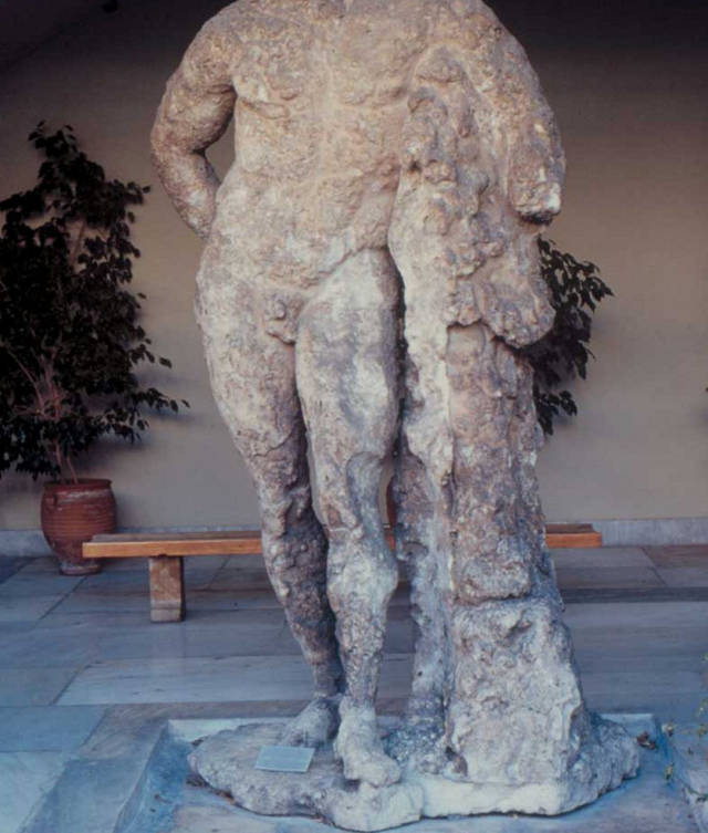 Antigua copia de la colosal estatua de Hércules descubierta por buzos de esponja en 1901 EUA / ARGO