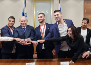 Netanyahu y la ministra Miri Regev se reúnen con los campeones israelíes de judo