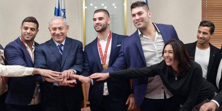 Netanyahu y la ministra Miri Regev se reúnen con los campeones israelíes de judo