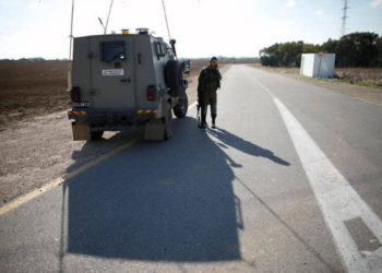 Comandante de la policía de la Autoridad Palestina suspendido por ayudar a israelíes a reparar un neumático