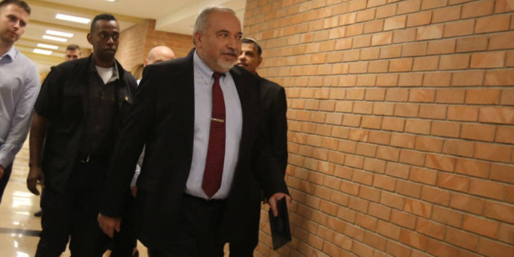 Ministro de Defensa Avigdor Liberman renuncia debido al alto el fuego con Hamas