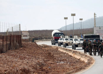 El personal de mantenimiento de la paz de la Fuerza Provisional de las Naciones Unidas en el Líbano (FPNUL) y los miembros del ejército libanés se encuentran cerca de la frontera con Israel cerca de la aldea de Kfar Kila, Líbano, 10 de febrero de 2018.. (Crédito de la foto: ALI HASHISHO / REUTERS)