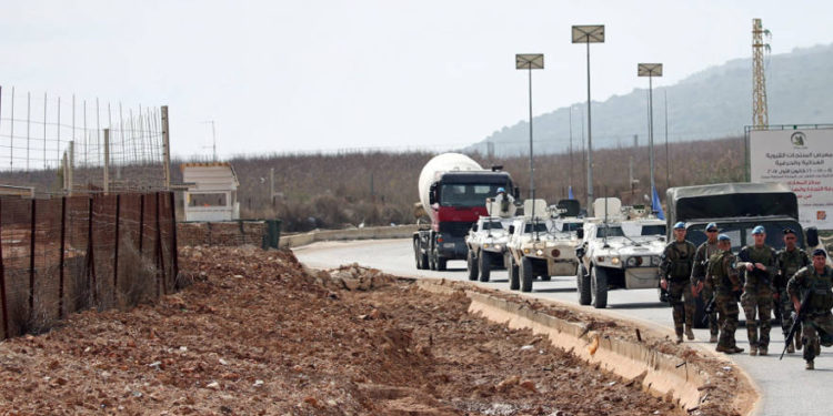 El personal de mantenimiento de la paz de la Fuerza Provisional de las Naciones Unidas en el Líbano (FPNUL) y los miembros del ejército libanés se encuentran cerca de la frontera con Israel cerca de la aldea de Kfar Kila, Líbano, 10 de febrero de 2018.. (Crédito de la foto: ALI HASHISHO / REUTERS)