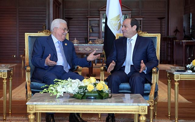 El presidente de la Autoridad Palestina Mahmoud Abbas y el presidente egipcio Abdel Fattah el-Sissi se reunieron en Sharm al-Sheikh el 3 de noviembre de 2018. (Wafa)