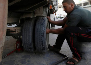 En Gaza, la escasez de neumáticos afecta a los automovilistas