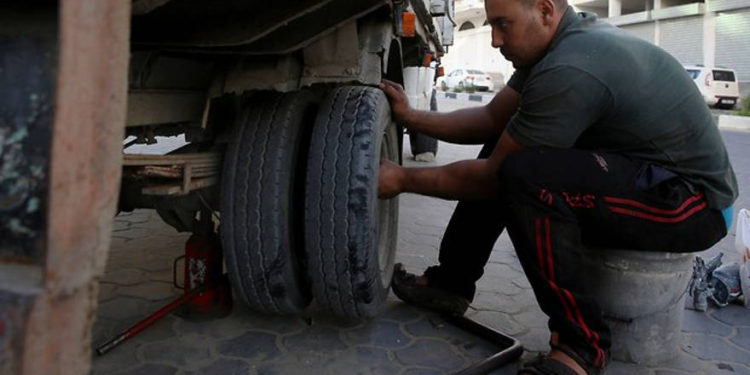 En Gaza, la escasez de neumáticos afecta a los automovilistas