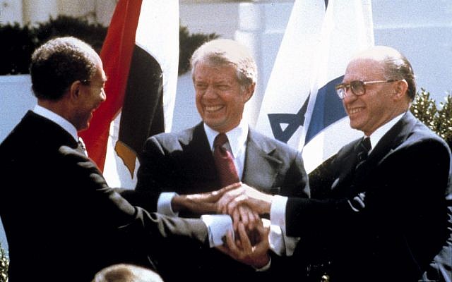 El presidente egipcio Anwar Sadat, el presidente estadounidense Jimmy Carter, centro, y el primer ministro israelí, Menachem Begin, se dan la mano en el jardín norte de la Casa Blanca cuando firman el tratado de paz entre Egipto e Israel, el 26 de marzo de 1979. (AP / Bob Daugherty)
