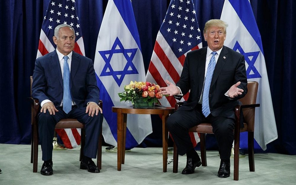 El presidente de los Estados Unidos, Donald Trump (derecha) y el primer ministro Benjamin Netanyahu se reúnen en la Asamblea General de las Naciones Unidas en la sede de la ONU, el 26 de septiembre de 2018. (Foto AP / Evan Vucci)