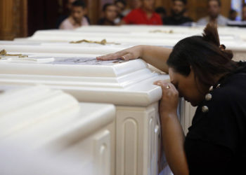 Cristianos en Egipto entierran a sus muertos después del ataque terrorista jihadista