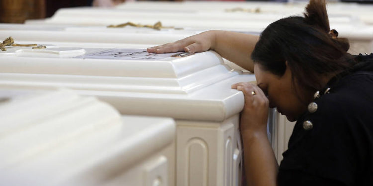 Cristianos en Egipto entierran a sus muertos después del ataque terrorista jihadista