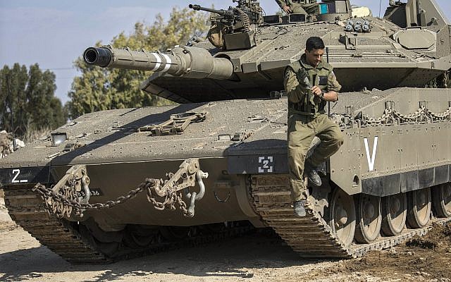Un soldado de las FDI salta de un tanque cerca de la frontera entre Israel y Gaza, el martes 13 de noviembre de 2018. (Foto AP / Tsafrir Abayov)