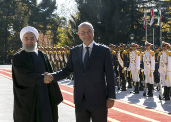 El presidente iraquí Barham Salih, a la derecha, y su homólogo iraní, Hassan Rouhani, se dan la mano durante una ceremonia oficial de bienvenida para Salih en el Palacio Saadabad en Teherán, Irán, el sábado 17 de noviembre de 2018. (Oficina de la Presidencia iraní a través de AP)