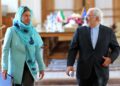 El ministro de Relaciones Exteriores iraní, Mohammad Javad Zarif, derecha, y el jefe de política exterior de la Unión Europea, Federica Mogherini, después de su reunión en Teherán, Irán, 16 de abril de 2016. (AP / Ebrahim Noroozi)