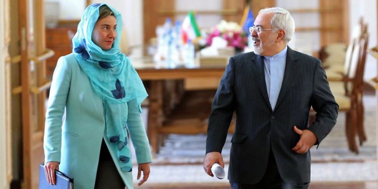 El ministro de Relaciones Exteriores iraní, Mohammad Javad Zarif, derecha, y el jefe de política exterior de la Unión Europea, Federica Mogherini, después de su reunión en Teherán, Irán, 16 de abril de 2016. (AP / Ebrahim Noroozi)