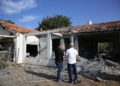 Los funcionarios evalúan el daño a una casa después de que fue golpeada por un cohete disparado por militantes palestinos desde la Franja de Gaza, en la ciudad de Ashkelon, Israel, al sur de Israel, el martes 13 de noviembre de 2018. (AP Photo / Ariel Schalit)