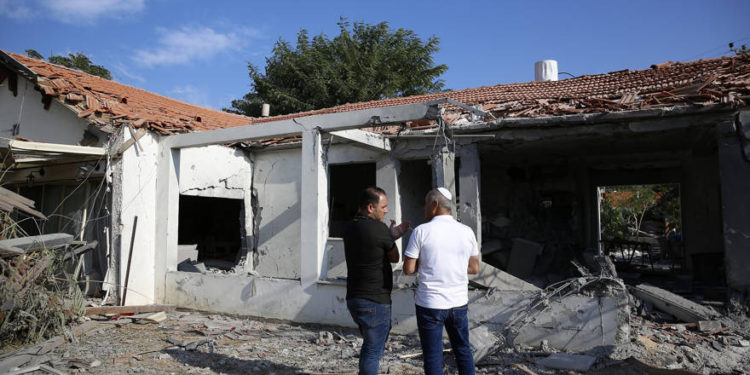 Los funcionarios evalúan el daño a una casa después de que fue golpeada por un cohete disparado por militantes palestinos desde la Franja de Gaza, en la ciudad de Ashkelon, Israel, al sur de Israel, el martes 13 de noviembre de 2018. (AP Photo / Ariel Schalit)